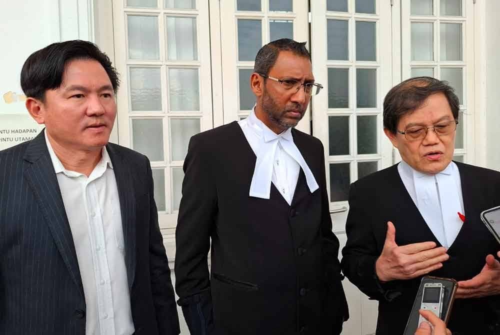 Peguam mewakili Paul Yong, Datuk Hisyam Teh Poh Teik (kiri) ketika ditemui pemberita di luar mahkamah pada Selasa.