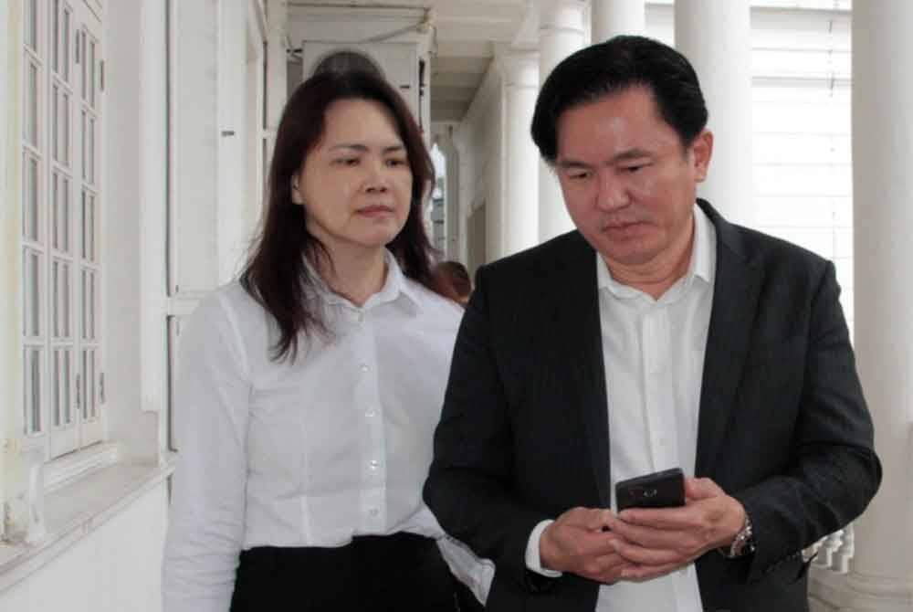 Paul Yong hadir ke Mahkamah Tinggi Ipoh pada Selasa ditemani isteri.