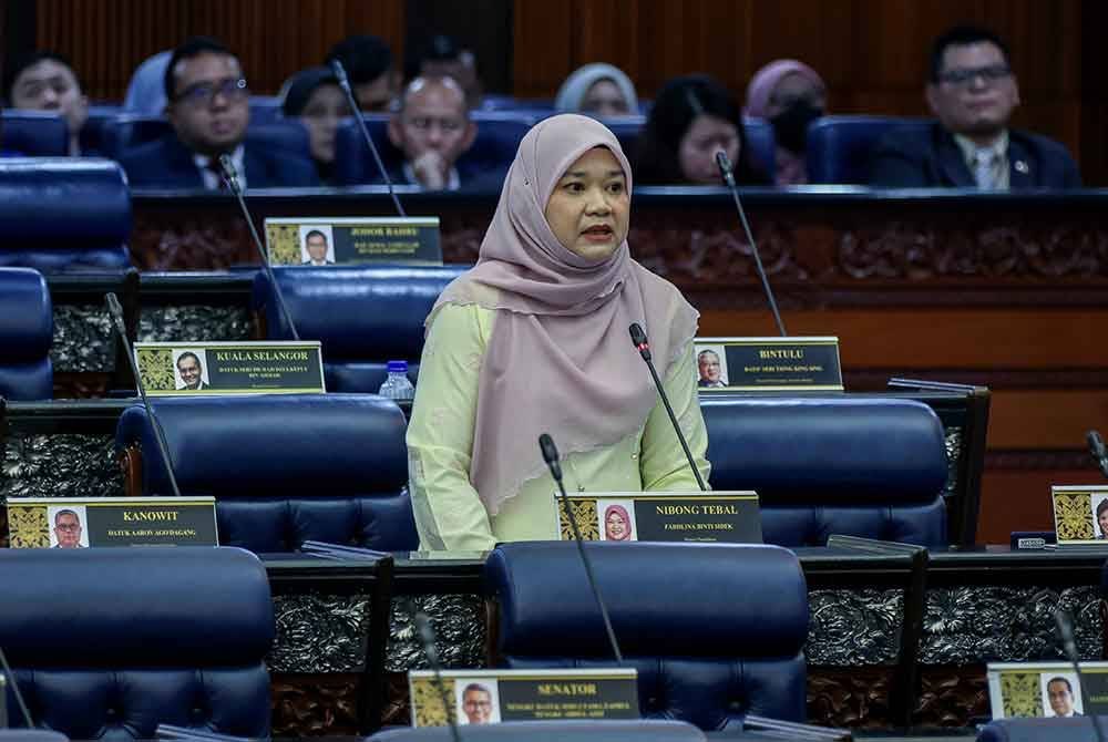 Fadhlina ketika sesi Waktu Pertanyaan-Pertanyaan Menteri sempena Sidang Dewan Rakyat di Bangunan Parlimen hari ini. Foto Bernama