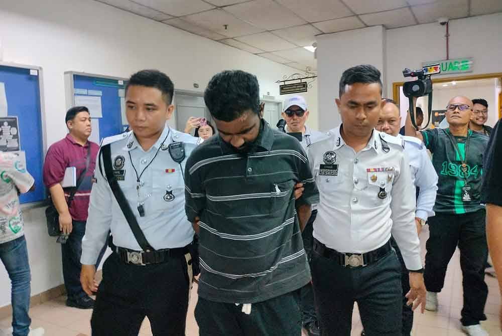 S Nageshvaran (tengah) dibawa keluar dari Mahkamah Majistret Johor Bahru, pada Selasa.