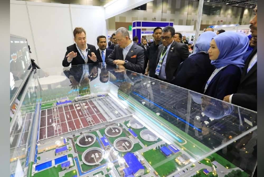 Fadillah ketika mengunjungi reruai pada persidangan tersebut.