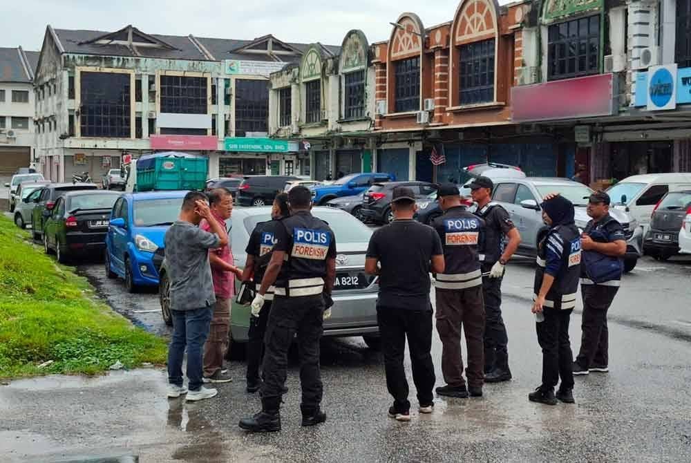Pasukan forensik polis melakukan siasatan di lokasi kejadian.