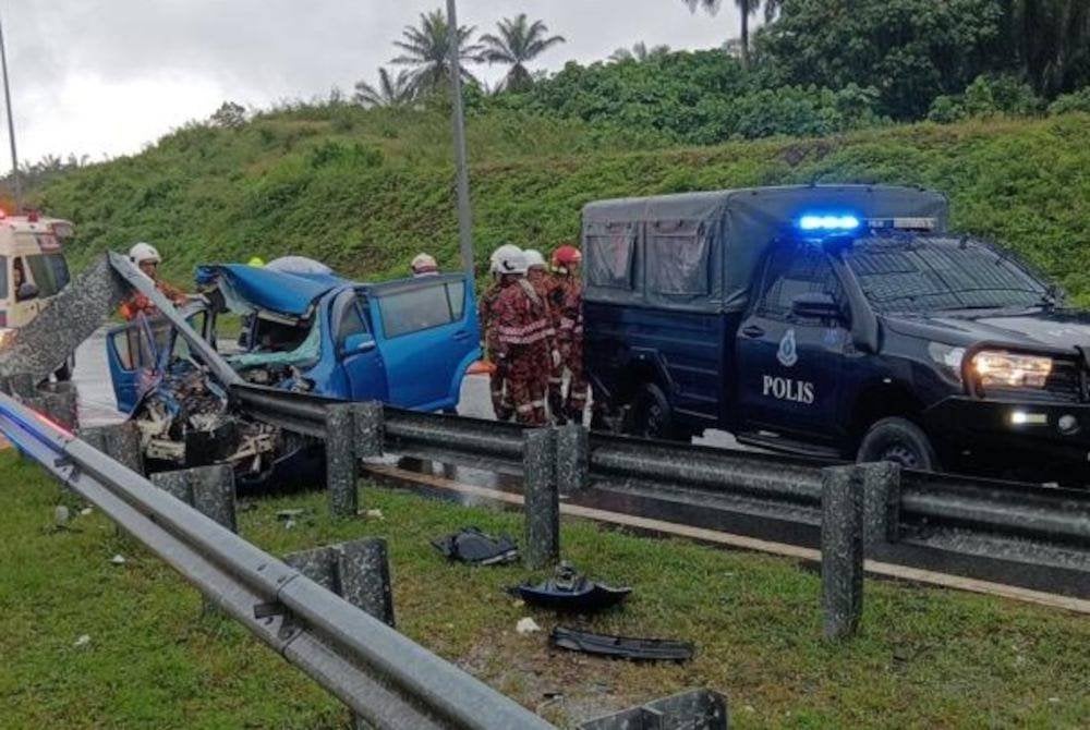Pasukan penyelamat mengeluarkan mangsa yang tersepit dalam kereta selepas terlibat kemalangan di Kilometer 306.3, Lebuhraya Pantai Timur 2 (LPT2) dekat susur keluar menuju Plaza Tol Kijal, Kemaman pada pagi Selasa.