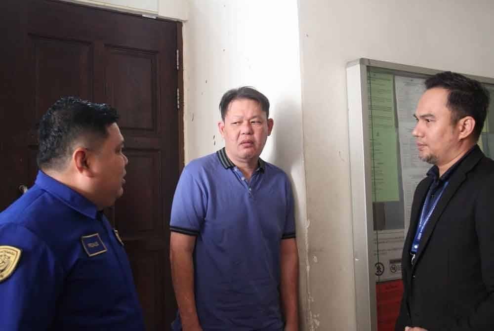 Pooi Loong (tengah) didenda RM7,600 oleh Mahkamah Majistret di Shah Alam.