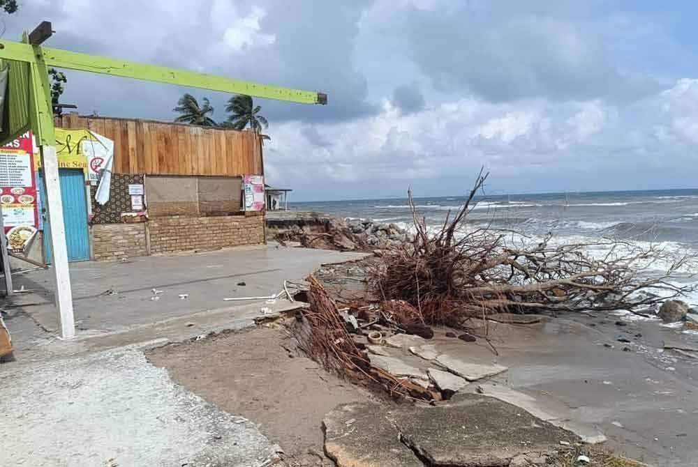 Antara kedai yang rosak dan telah menutup operasi perniagaan.