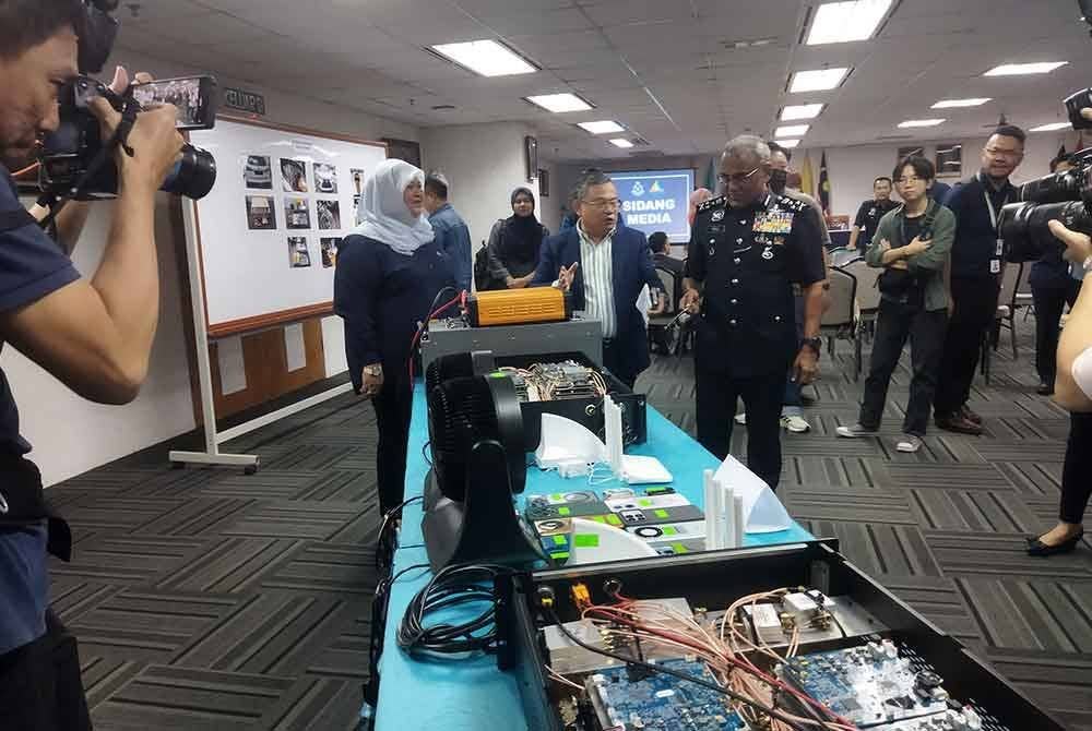 Ramli menunjukkan peralatan yang dirampas.