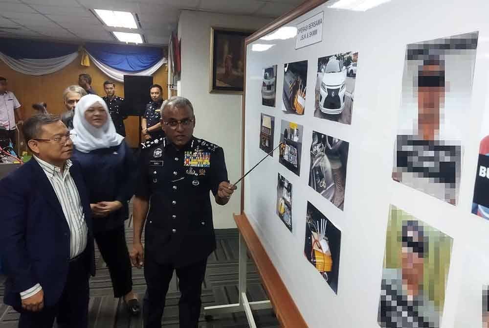 Ramli menunjukkan peralatan dan kenderaan yang dirampas.