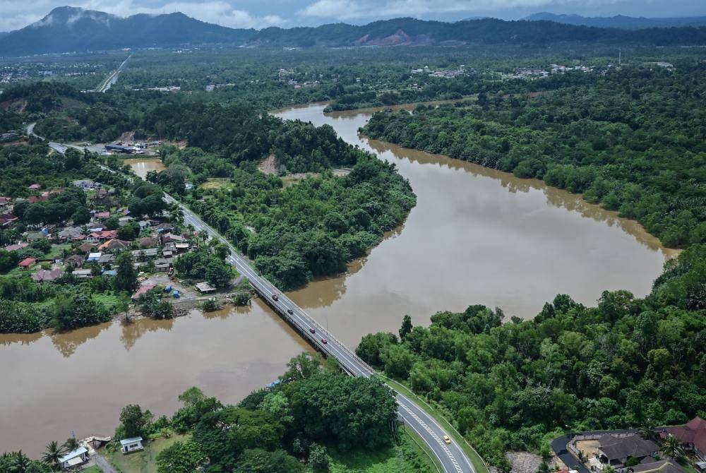 Tinjauan menunjukkan keadaan paras air sungai yang berdekatan dengan penempatan penduduk mendapati situasi adalah terkawal di sini. Foto Bernama