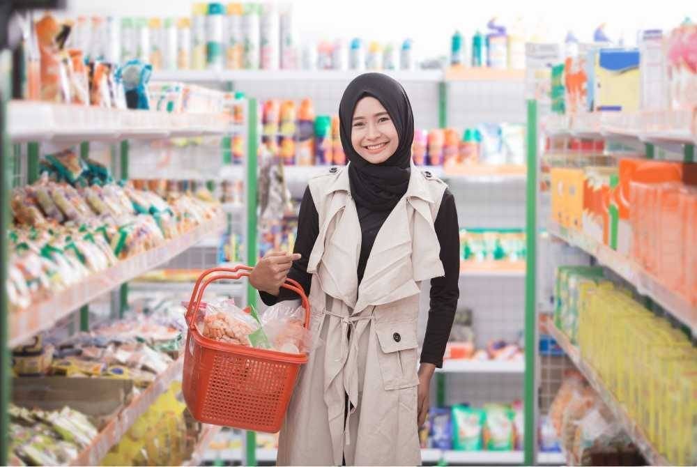 TIDAKLAH haram bagi kita membuat pembelian di pasar raya yang ada menjual arak atau barangan bercampur antara halal dan haram kerana kita bukannya membeli barangan yang haram. -Foto: CANVA