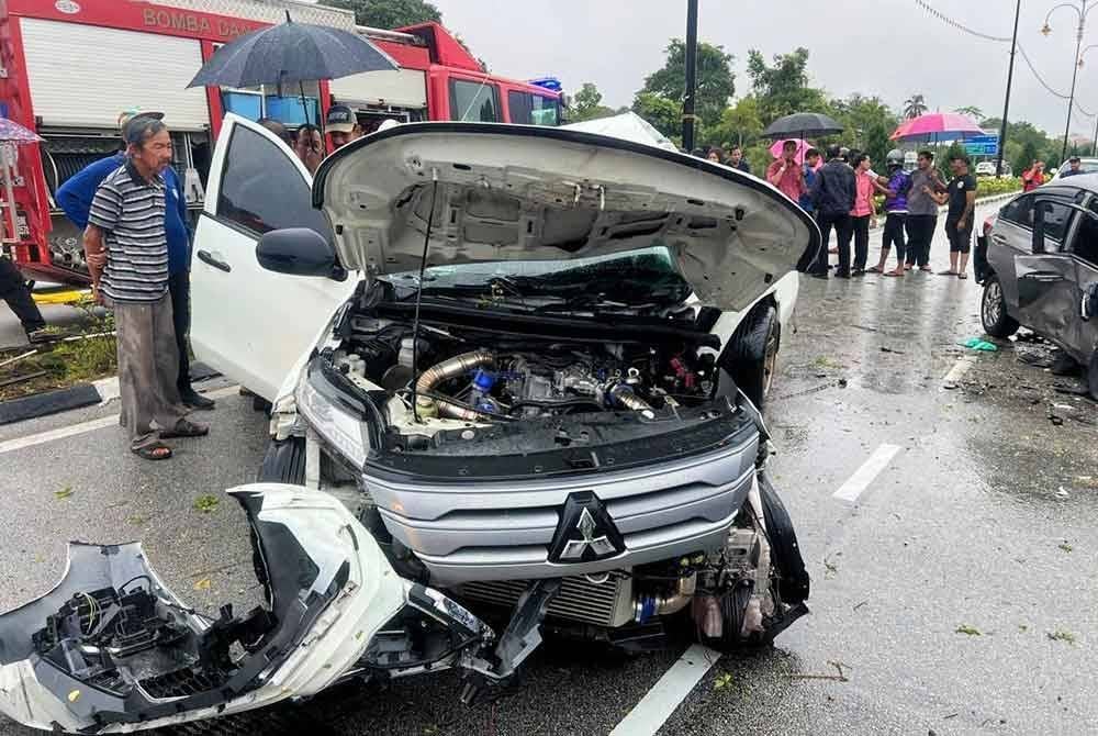 Keadaan kenderaan pacuan empat roda jenis Mitsubishi Triton yang terlibat nahas meragut dua nyawa di Kilometer 3 Jalan Pekan -Kuantan pada Selasa.