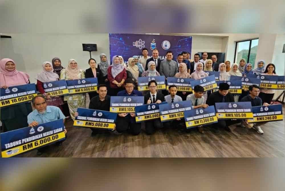 Mohd Arifin bersama penerima bantuan Tabung Pendidikan Negeri Sabah di Wisma Bandaraya, Kota Kinabalu.