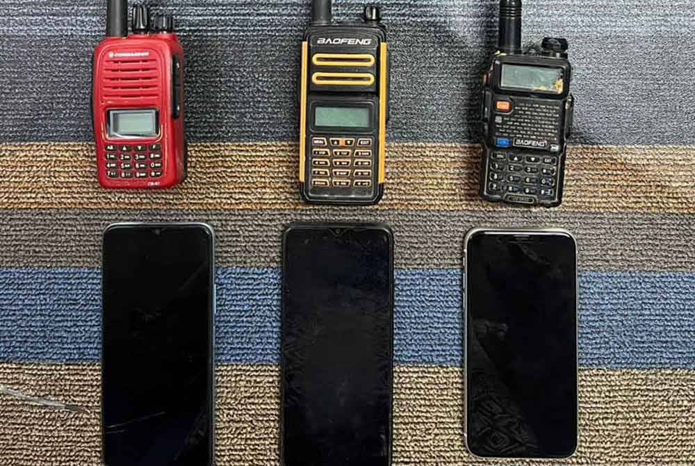 Barangan yang dirampas susulan penahanan empat lelaki disyaki tekong darat di kawasan kebun getah di Bukit Tangga, dekat Kubang Pasu. Foto ihsan polis