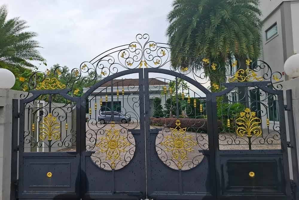 Media dimaklumkan buat masa ini tiada sekatan atau halangan untuk pekerja di kediaman Datuk Vida meneruskan aktiviti dan rutin harian.