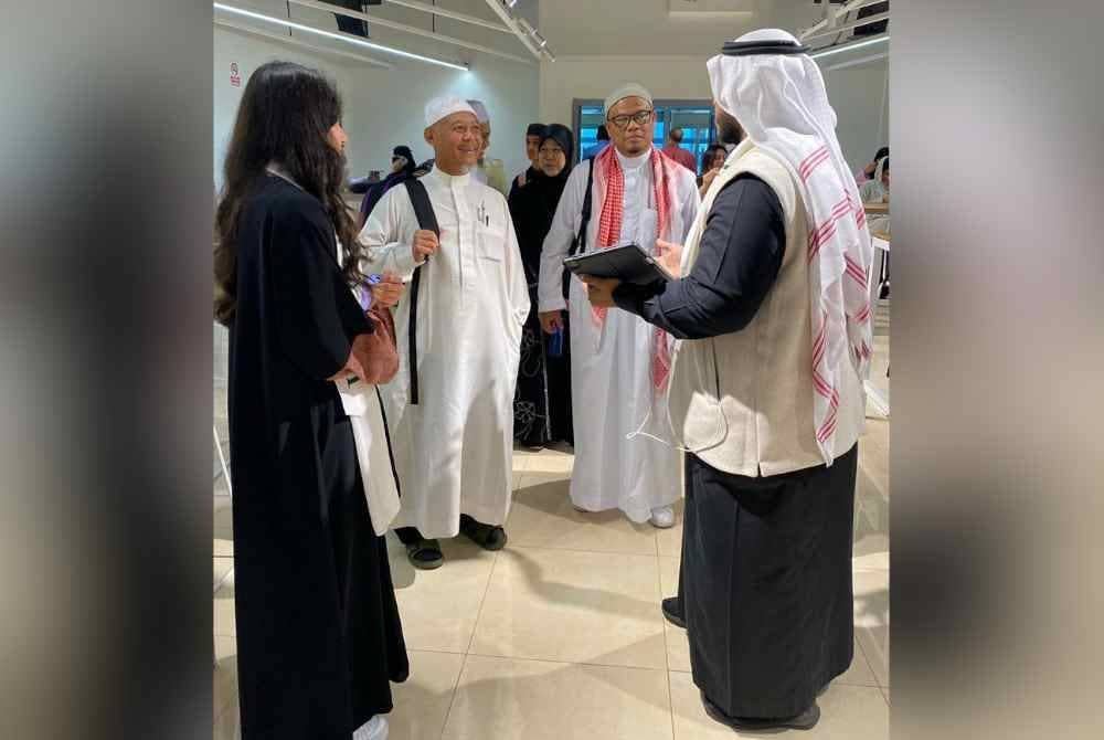 Delegasi Malaysia diberi penerangan oleh wakil dari UBT, Malak Hendi (kiri) dan Mohammed Mahroos (kanan) semasa lawatan ke UBT Jeddah, Arab Saudi, baru-baru ini.
