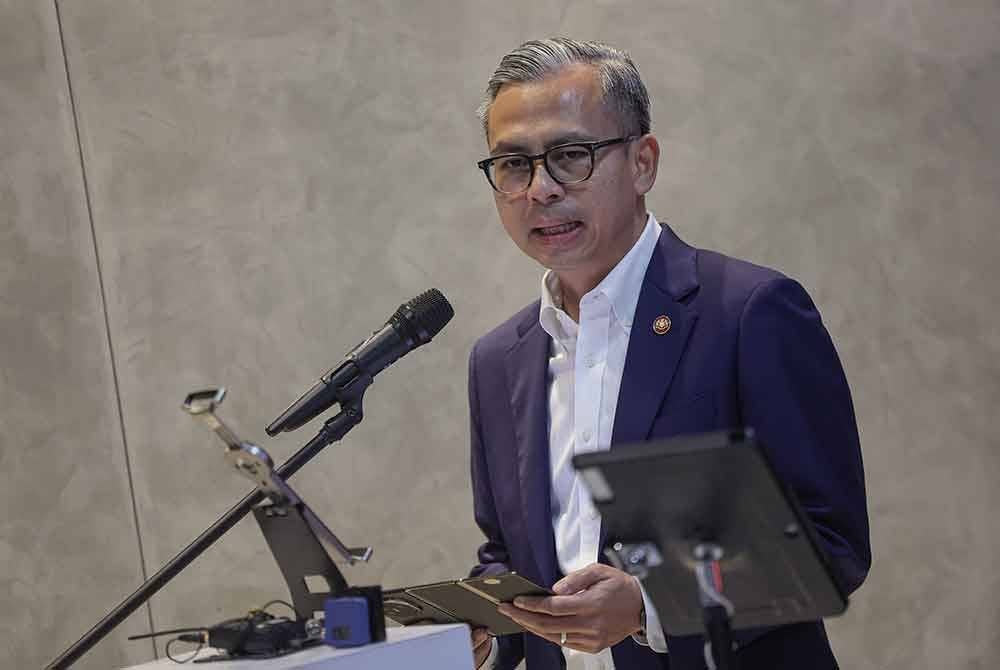 Fahmi berucap pada Majlis Pelancaran Aplikasi MYTV Mana-Mana Bagi Proton X Series di Proton DX pada Selasa. Foto Bernama