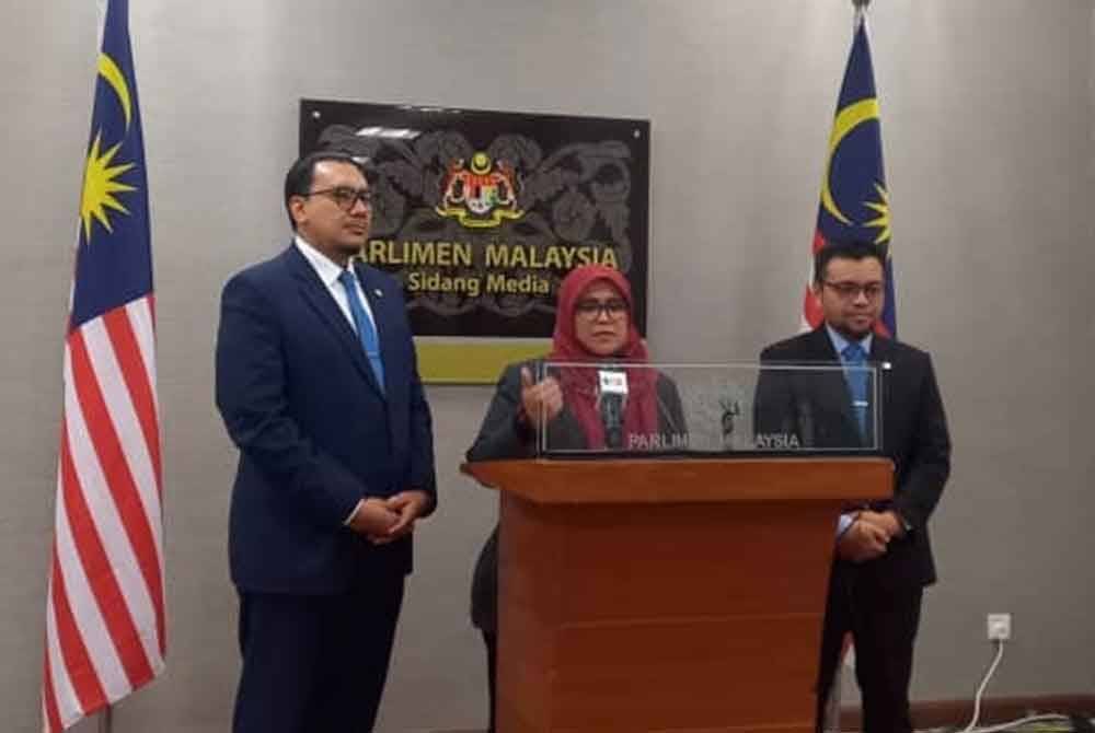 Mas Ermieyati (tengah) bersama Afnan Hamimi (kiri) ketika mengadakan sidang akhbar selepas sesi perbahasan di Dewan Rakyat.