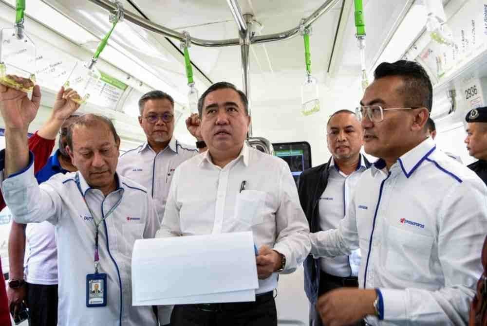 Anthony (tengah) ketika melakukan lawatan kerja meninjau status kerja-kerja menambah baik fasiliti PAGS di laluan Monorel Kuala Lumpur pada Selasa.