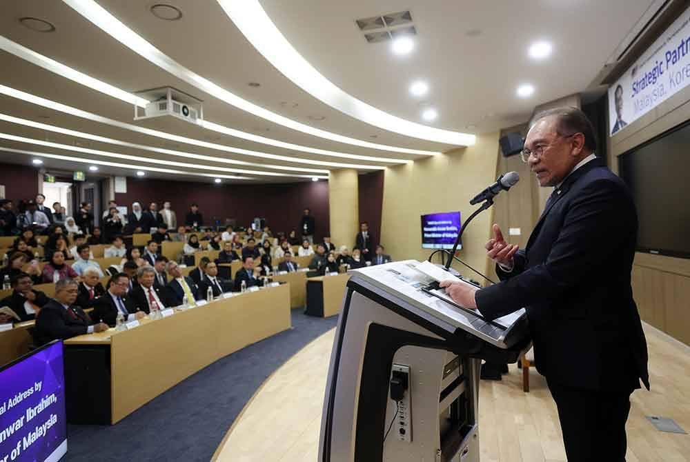 Anwar ketika menyampaikan ucapan khas di Universiti Kebangsaan Seoul pada Selasa. Foto Bernama
