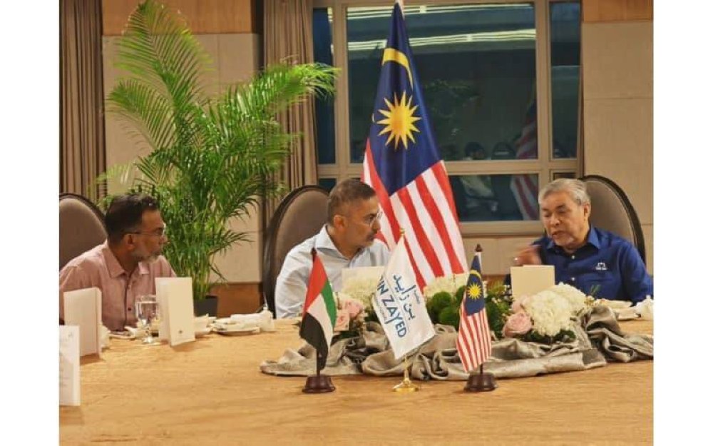 Ahmad Zahid (dua dari kiri) dan Sheikh Khaled (dua dari kanan) membincangkan mengenai prospek baharu pelaburan Malaysia-UAE di Kuala Lumpur.