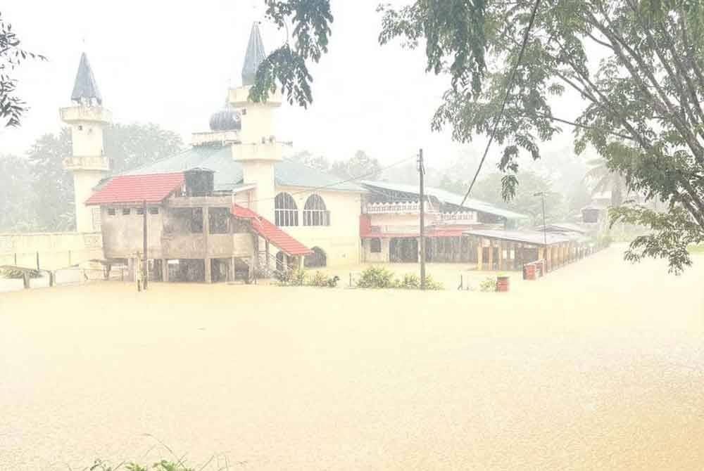 Keadaan banjir di Masjid Kampung Chenulang pada Selasa. Foto APM Kuala Krai