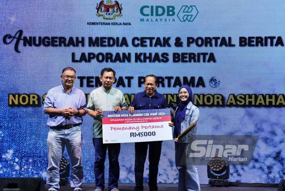 Laporan Khas bertajuk Tangki Air Bangkai oleh Nor Syamira Liana mendapat tempat pertama Anugerah Media Pembinaan CIDB bagi kategori Media Cetak dan Portal Berita (Laporan Khas Berita). Foto Sinar Harian - HALIM WAHID