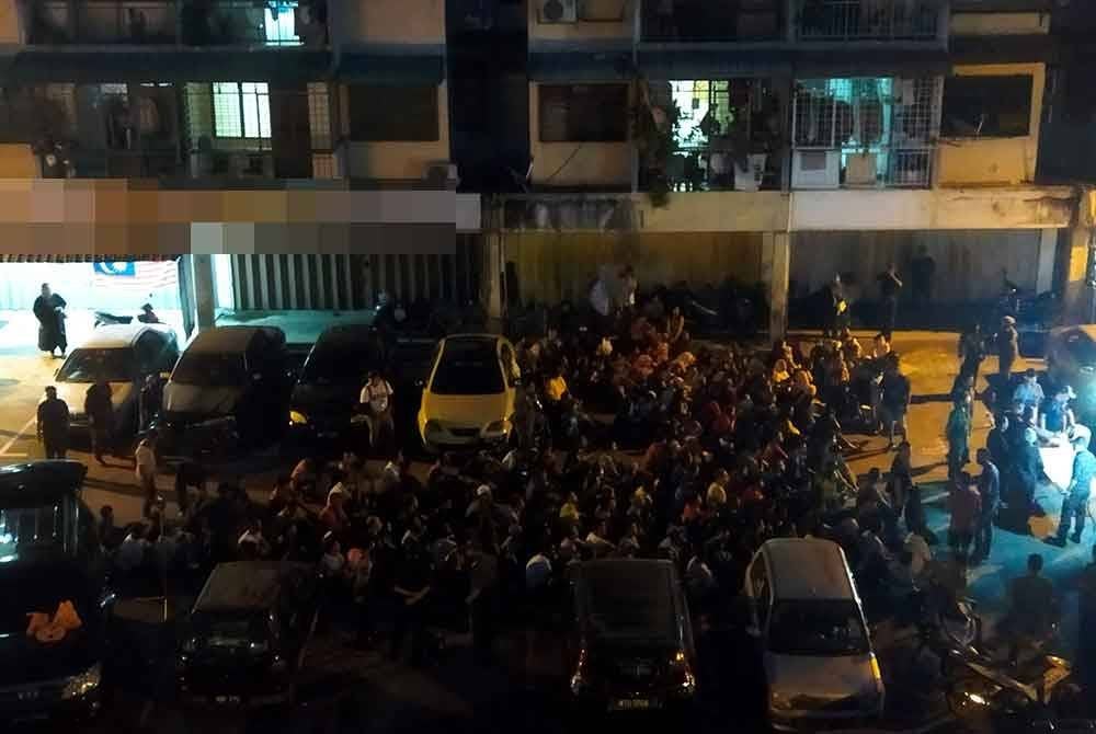Seramai 314 anggota dan pegawai JIM bersama PDRM, Jabatan Pendaftaran Negara dan MPAJ terlibat dalam operasi itu yang bermula jam 6 petang hingga 11 malam Selasa.