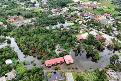 Keadaan rumah penduduk di Kampung Rawai di sini yang masih digenangi banjir termenung ketika tinjauan pada Isnin. Foto Bernama