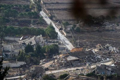 Foto yang diambil pada 25 November menunjukkan rumah musnah di sebuah kampung di selatan Lubnan. Foto Xinhua