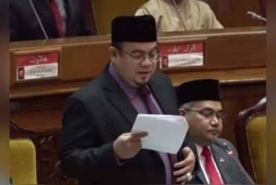 Hilmi menunjukkan laporan indikator Bandar Bahagia ketika persidangan Dewan Undangan Negeri (DUN) Kelantan pada Selasa.