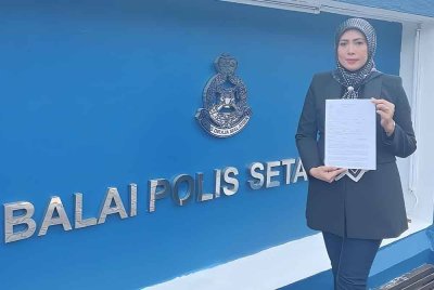 Azjuriyahti membuat laporan polis terhadap Jasri Jamaluddin di Balai Polis Setapak, Kuala Lumpur pada Selasa. Foto: Azjuriyahti