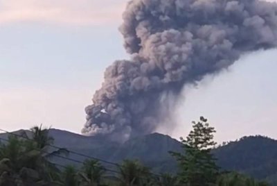 Letusan berlaku pada 9.43 pagi waktu tempatan, memuntahkan awan mengandungi abu tebal berwarna putih hingga kelabu setinggi 4,600 meter ke udara. Foto sumber Antara