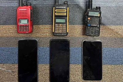 Barangan yang dirampas susulan penahanan empat lelaki disyaki tekong darat di kawasan kebun getah di Bukit Tangga, dekat Kubang Pasu. Foto ihsan polis