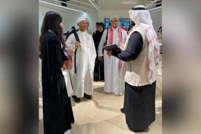 Delegasi Malaysia diberi penerangan oleh wakil dari UBT, Malak Hendi (kiri) dan Mohammed Mahroos (kanan) semasa lawatan ke UBT Jeddah, Arab Saudi, baru-baru ini.