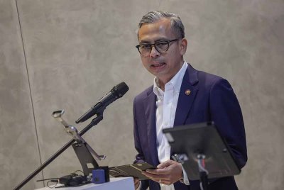 Fahmi berucap pada Majlis Pelancaran Aplikasi MYTV Mana-Mana Bagi Proton X Series di Proton DX pada Selasa. Foto Bernama