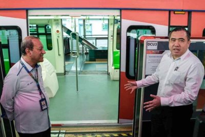 Anthony (kanan) ketika meninjau operasi dan fungsi PAGS di Stesen Monorel KL Sentral pada Selasa. Foto Bernama