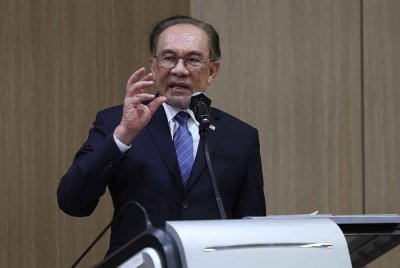 Anwar ketika menyampaikan syarahan khasnya bertajuk 'Strategic Partners in a Complex World: Malaysia, Korea, and the Future of Asia' di Seoul National University pada Selasa. Foto Bernama