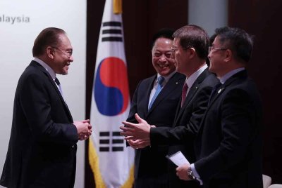 Anwar (kiri) mengadakan pertemuan dengan Samsung sempena lawatan rasmi beliau ke Korea Selatan pada Selasa. Foto Bernama