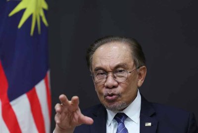 Anwar ketika sidang media selepas mengakhiri lawatan rasmi tiga hari ke Korea Selatan pada Selasa. Foto Bernama