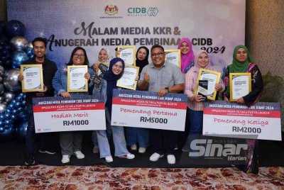 Zamri (tiga dari kanan) bersama wartawan Sinar Harian yang memenangi Anugerah Media Pembinaan CIDB 2024. Foto Sinar Harian - HALIM WAHID