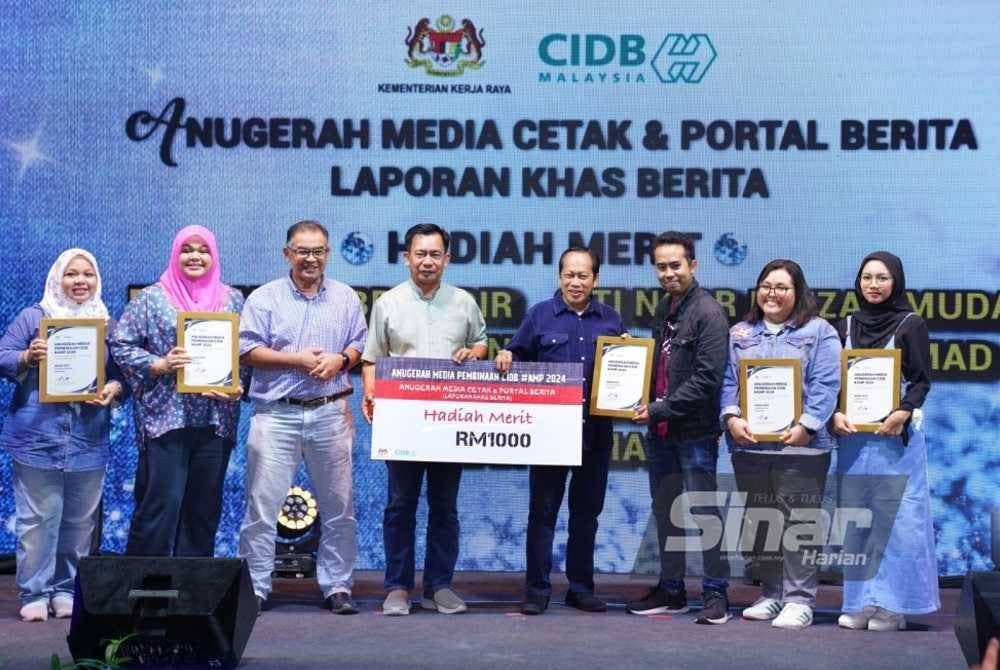 Gandingan wartawan Diana Azis, Siti Aisyah Mohamad, Mukhriz Mat Husin, Siti Noor Faezah Muda dan Farhana Abd Kadir meraih hadiah saguhati menerusi laporan bertajuk 'Rumah Tak Siap, Kontraktor Lesap'. Foto Sinar Harian - HALIM WAHID
