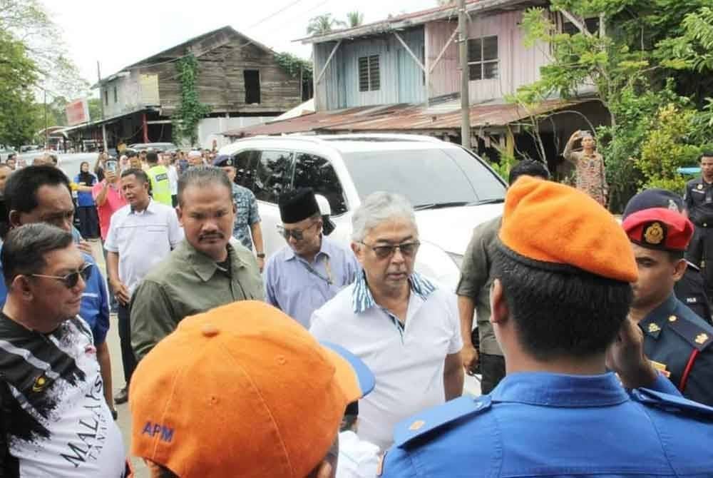 Al-Sultan Abdullah berkenan berangkat ke lokasi bagi meninjau operasi mencari dan menyelamat (SAR) mangsa pada Isnin. Foto FB Kesultanan Pahang