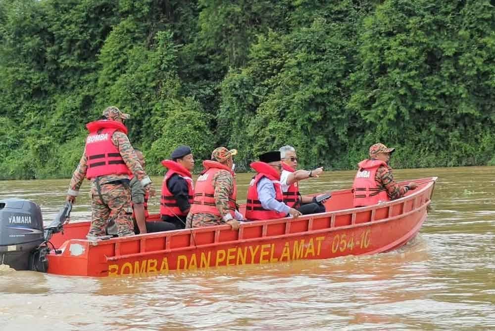 Al-Sultan Abdullah berkenan berangkat dan turut serta dalam operasi mencari dan menyelamat (SAR) mangsa pada Isnin. Foto FB Kesultanan Pahang