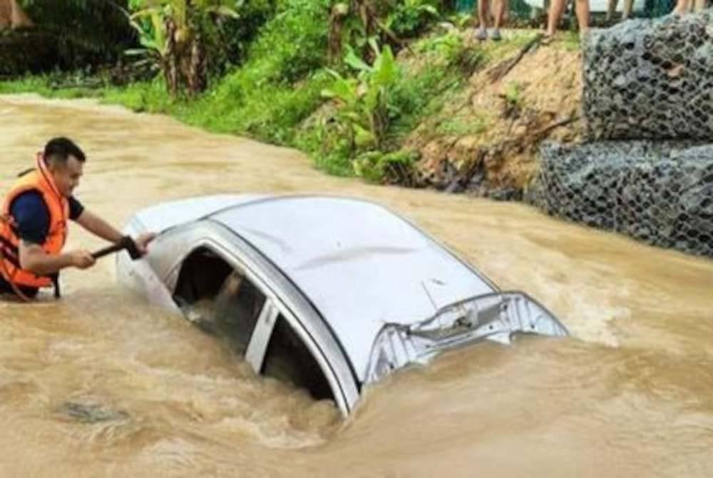 Sorang warga emas maut selepas kereta dipandunya terperangkap sebelum dihanyutkan arus deras ke sungai dalam kejadian banjir kilat di Kilometer 4 Jalan Selirik di Kapit awal pagi ini.