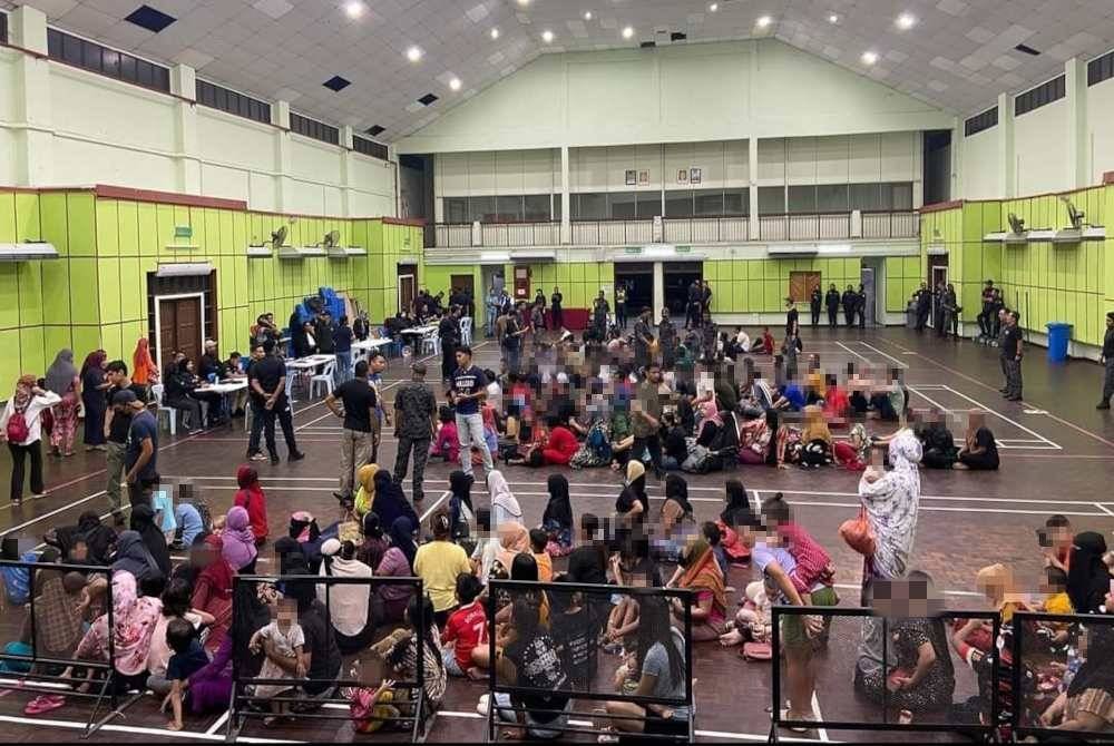 Antara warga asing yang ditahan dibawa ke Dewan MPAJ untuk pemerikasaan lanjut. Foto ihsan MPAJ