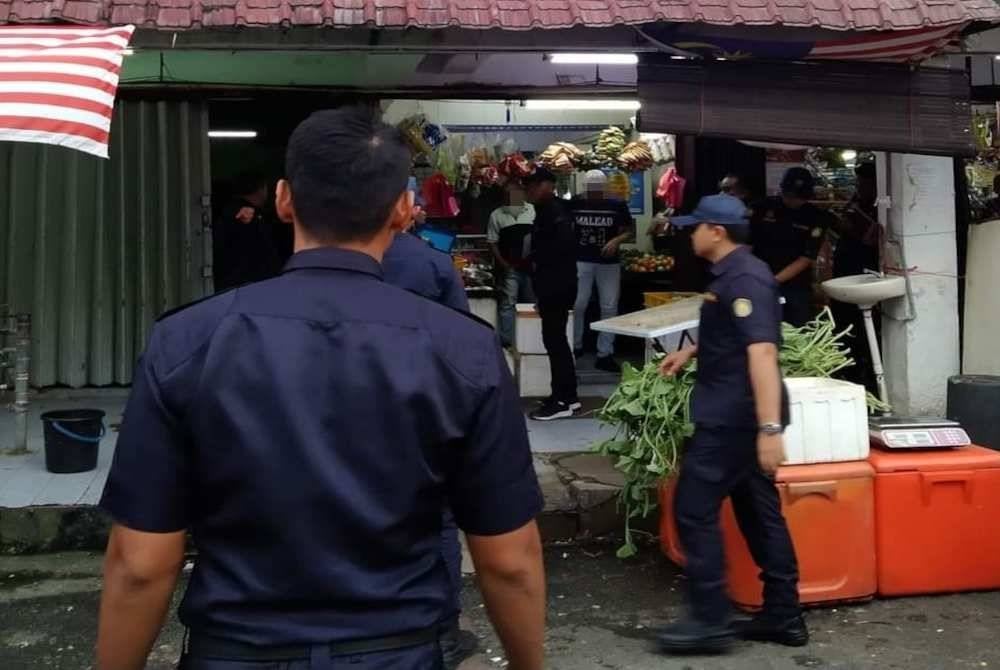 Anggota penguat kuasa MPAJ melaksanakan pemeriksaan di sebuah kedai. Foto ihsan MPAJ