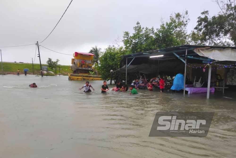 Tinjauan Sinar Harian pada Rabu mendapati air di kawasan sekitar kampung ini mencecah hampir satu meter.