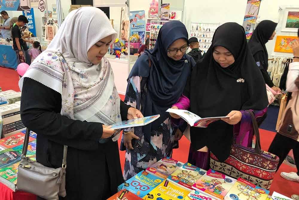 Antara pengunjung yang hadir ke reruai Buku Karangkraf pada hari pertama Pesta Buku Antarabangsa Selangor 2024 di Pusat Konvensyen Setia Alam, Shah Alam pada Rabu.