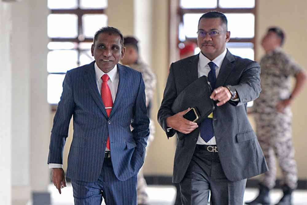 Mohd Irwan (kiri) hadir pada perbicaraan kes pecah amanah yang dihadapinya bersama bekas Perdana Menteri Datuk Seri Najib Tun Razak membabitkan harta kerajaan Malaysia berjumlah RM6.6 bilion di Mahkamah Tinggi pada Rabu. - Foto Bernama