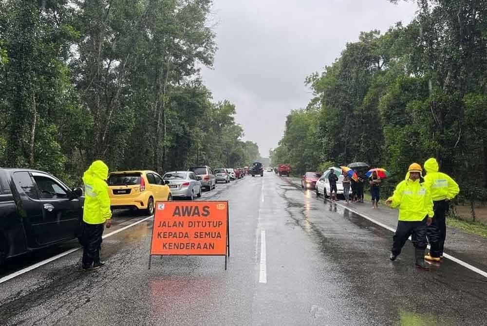 Pekan Rantau Panjang hampir lumpuh selepas laluan utama masuk ke kawasan itu ditenggelami banjir.
