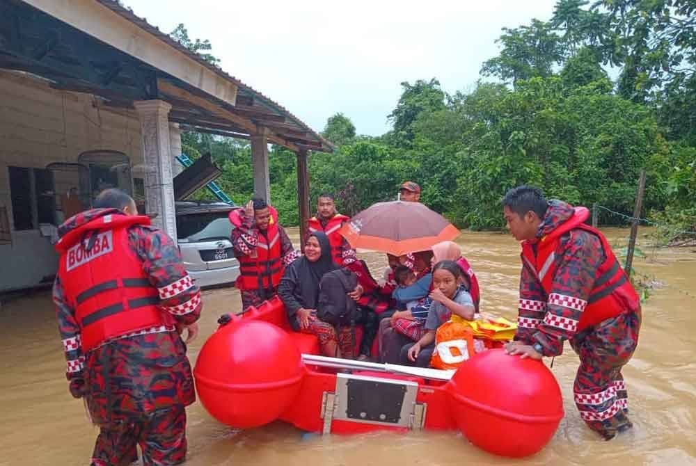 Mangsa banjir di Kelantan kini mencecah 8,838 orang setakat jam 2.43 petang. Foto JBPM